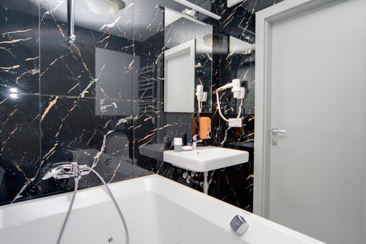 Arena Apartments เคียฟ ภายนอก รูปภาพ